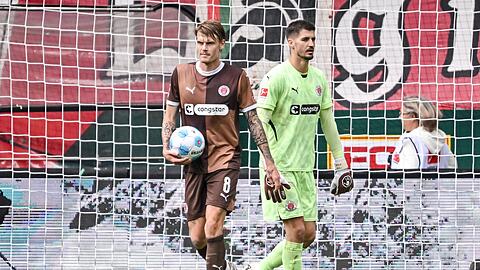 In München wartet auf St. Paulis Abwehrchef Eric Smith (l) und Torwart Nikola Vasilj viel Arbeit. In München wartet auf St. Paulis Abwehrchef Eric Smith (l) und Torwart Nikola Vasilj viel Arbeit.