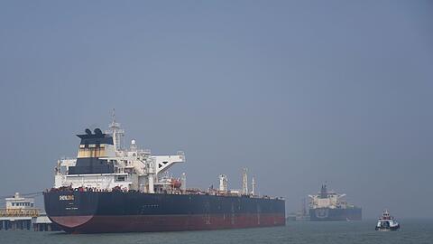 Nur noch einzelne Tanker durchfahren den Seeweg seit Kriegsbeginn. Nur noch einzelne Tanker durchfahren den Seeweg seit Kriegsbeginn.