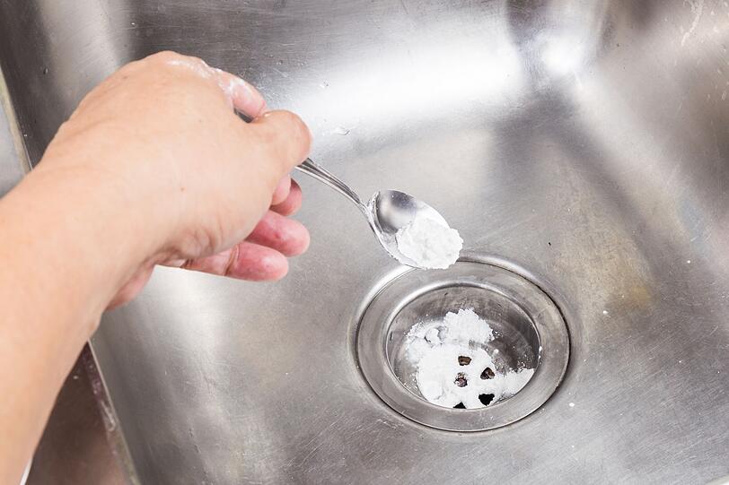 Verstopften Abfl&uuml;ssen k&ouml;nnen Sie ebenfalls mit Backpulver den Garaus machen. Dazu geben Sie zwei T&uuml;tchen in den Abfluss und f&uuml;gen eine halbe Tasse Essig hinzu. Anschlie&szlig;end den Abfluss abdecken, denn es folgt eine sch&auml;umende Reaktion. Hat das Sch&auml;umen aufgeh&ouml;rt, gie&szlig;en Sie hei&szlig;es Wasser hinterher. Nun sollte die Verstopfung verschwunden sein.