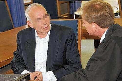Schon wieder vor Gericht: Drogen-Dealer Norbert E. (55) mit seinem Verteidiger Jürgen Lubojanski.