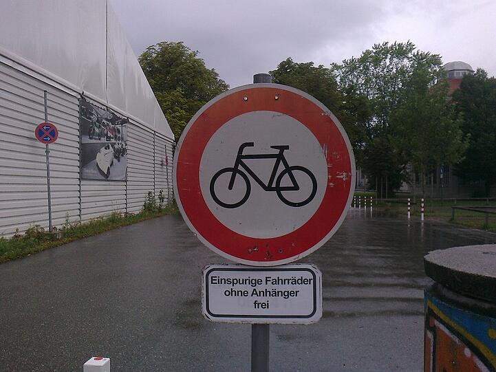 Nur Schikane? Verbot für Radlanhänger am Messeplatz.