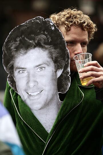 Vielleicht auch mit ein Grund, warum "The Hoff", wie er von Fans genannt wird, auch ein Stück weit Kult ist. Im Bild: Ein Narr auf dem Karneval in Düsseldorf.