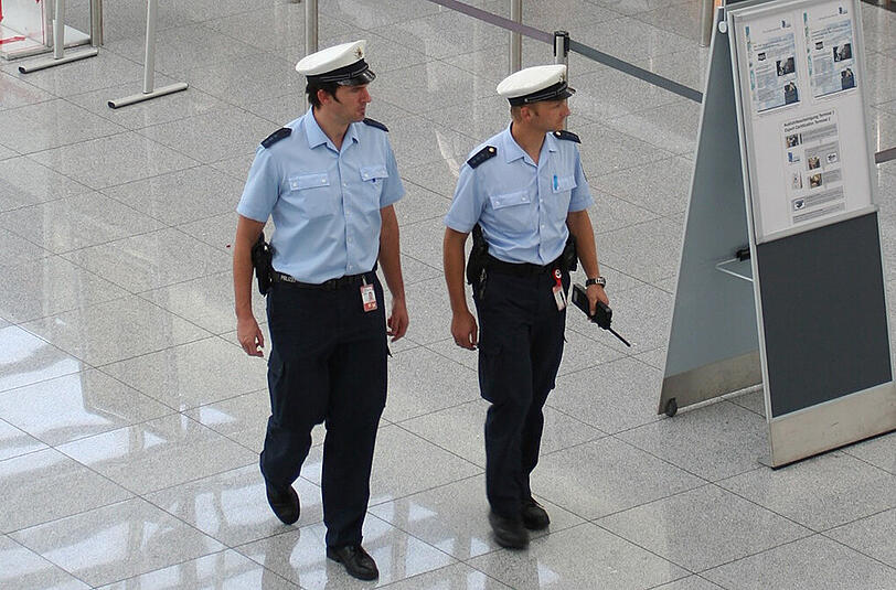 Polizisten am Flughafen in München.