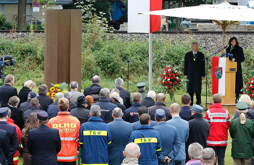 Bayerns stellvertretende Ministerpräsidentin Ilse Aigner (CSU) geht am 07.10.2016 in Bad Aibling (Bayern) während der Einweihung eines Mahnmals für die Opfer des Zugunglücks an der Gedenkstätte entlang. Die rund drei Meter hohe Skulptur des Künstlers Franz Ferdinand Wörle erinnert unweit der Unfallstelle an das Zugunglück mit 12 Toten.