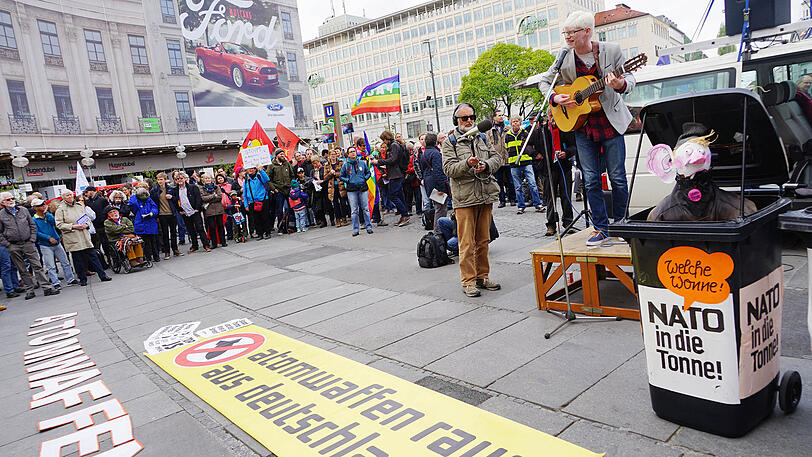 Bilder vom Ostermarsch 2017 in München. Die Auftaktveranstaltung fand am Stachus statt.