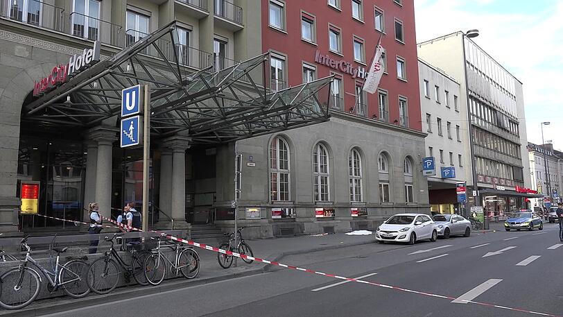 Chaos nach den Angriffen. Die Polizei muss den Kadaver des erschossenen Rottweilers abtransportieren.