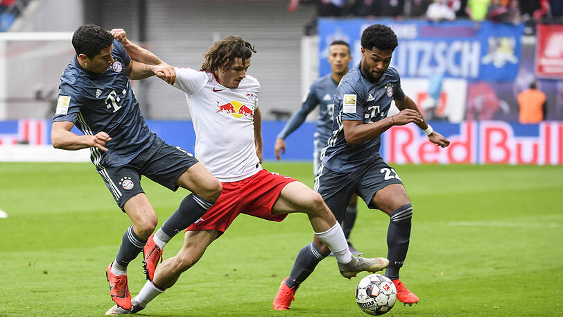 Robert Lewandowski (re.) und Serge Gnabry (li.) im Zweikampf gegen Marcel Sabitzer.