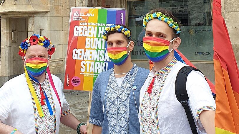 Stefan Block (links) in ukrainischer Tracht, CSD-interpretiert.