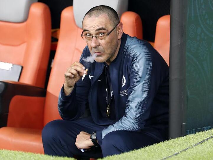 Maurizio Sarri raucht seine Zigaretten zukünftig auf der Juventus-Bank.