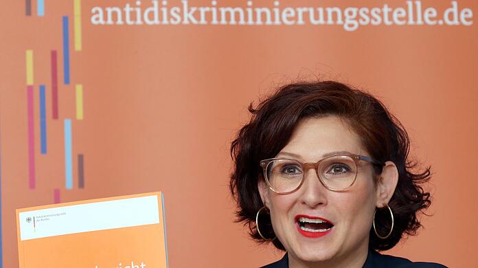 Ferda Ataman bei der Vorstellung des  Jahresberichts der Antidiskriminierungsstelle des Bundes.