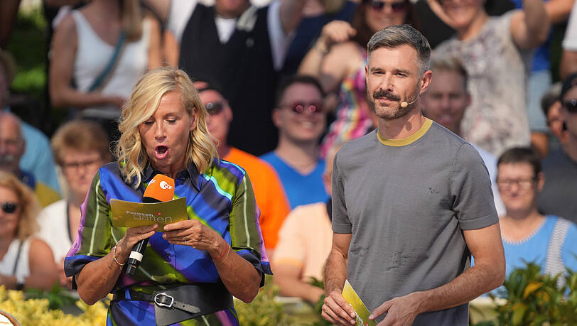 Andrea Kiwi Kiewel und Jochen Schropp leiteten durch das erste Spiel im "ZDF-Fernsehgarten": Der 45-Jährige musste seiner Kollegin auch prompt aus der Patsche helfen.
