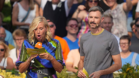 Andrea Kiwi Kiewel und Jochen Schropp leiteten durch das erste Spiel im "ZDF-Fernsehgarten": Der 45-Jährige musste seiner Kollegin auch prompt aus der Patsche helfen.