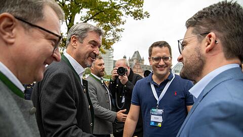 Der neue bayerische Junge-Union-Vorsitzende Manuel Knoll (rechts) begrüßt CSU-Chef Markus Söder. Zwischen beiden ist der ehemalige JU-Vorsitzende Christian Doleschal zu sehen.