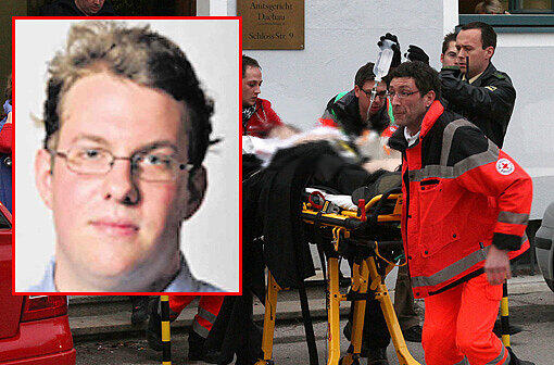 Dramatische Szenen: Ärzte und Polizeibeamte bringen den schwer verletzten Staatsanwalt Tilman Turck aus dem Gerichtssaal in den Krankenwagen.