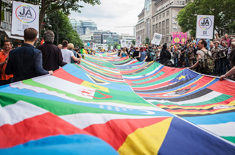 Teilnehmer tragen eine selbst gestaltete Flagge. Der CSU 2015 steht unter dem Motto "Wir sind alle anders. Wir sind alle gleich".