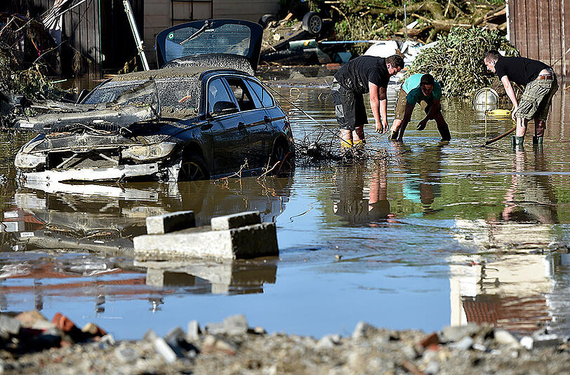 Aufräumen nach dem Hochwasser: Nasser Müll, Schlamm und Wasser soweit das Auge reicht. Die Bilder aus Simbach am Inn, Triftern und weiteren Gemeinden.