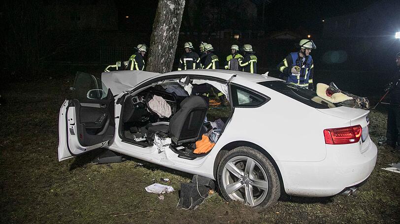 Bei einem Überholmanöver mit überhöhter Geschwindigkeit kam in Traunstein ein Audi A5 von der Straße ab und krachte frontal gegen einen Baum.