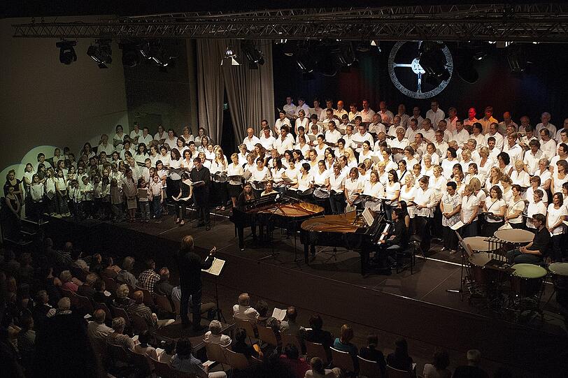 Eindrucksvolles Bild: der Truderinger Bürgerchor in Aktion.