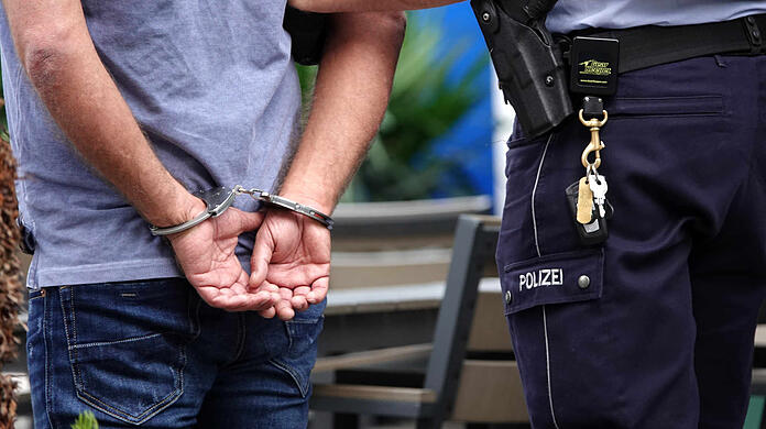 Bei der Festnahme eines Randalierers bekam ein Münchner Polizist unerwartet Hilfe von Passanten. (Symbolbild)