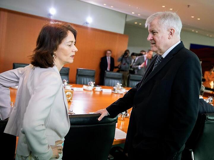 Bundesjustizministerin Katarina Barley und Bundesinnenminister Horst Seehofer am Rande einer Kabinettssitzung im Kanzleramt.