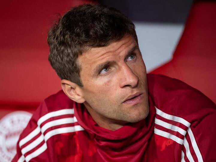 Wieder nicht in der Startelf der Bayern: Thomas Müller sitzt auf der Bank.
