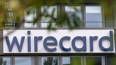 Blick auf das Logo des insolventen Zahlungsdienstleisters Wirecard an der Konzernzentrale in Aschheim.