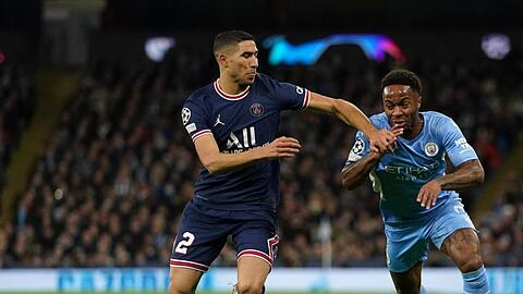 Raheem Sterling (r) von Manchester City und Achraf Hakimi von Paris Saint-Germain kämpfen um den Ballbesitz.