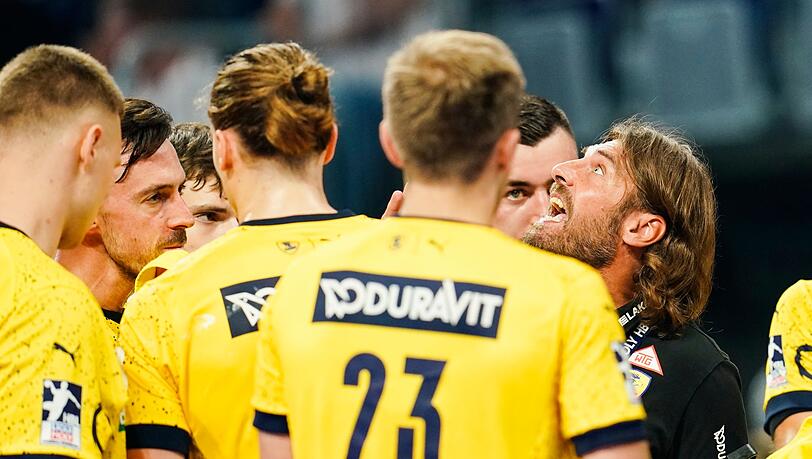 Trainer Sebastian Hinze (r) und seine Handballer der Rhein-Neckar Löwen sind in dieser Bundesligasaison noch ungeschlagen.