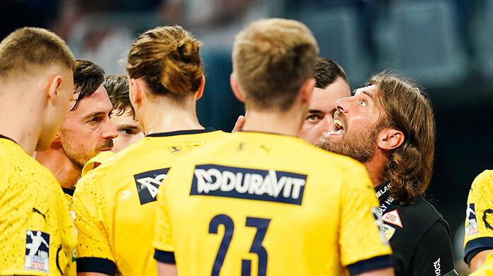 Trainer Sebastian Hinze (r) und seine Handballer der Rhein-Neckar Löwen sind in dieser Bundesligasaison noch ungeschlagen.