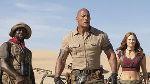 "Jumanji: The Next Level": Franklin "Mouse" Finbar (Kevin Hart, l.), Dr. Smolder Bravestone (Dwayne Johnson) und Ruby Roundhouse (Karen Gillan) sind in der Wüste gelandet.