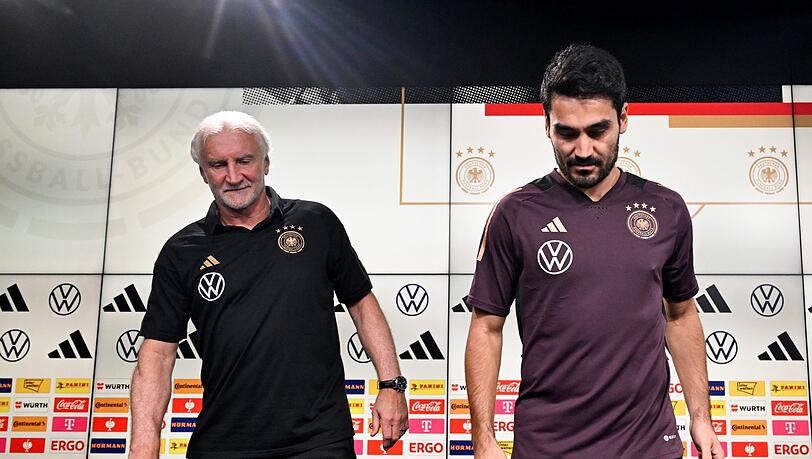 DFB-Sportdirektor Rudi Völler (l) und İlkay Gündoğan.
