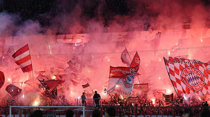 Brachten die Allianz Arena im Achtelfinalhinspiel gegen Bayer Leverkusen zum Brennen: Die Ultras des FC Bayern.