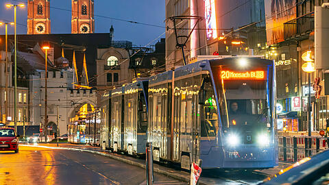 Ingo Wortmann schlägt vor, dass der Preis des Deutschlandtickets künftig nicht mehr verhandelt werden, sondern orientiert am Verbraucherindex automatisch ansteigen solle.