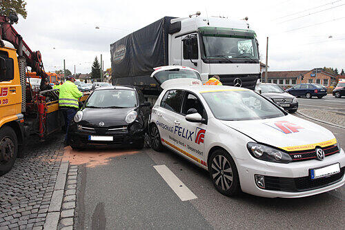 Der Golf (vorne) bremste, der Nissan dahinter auch &ndash; nur der Lkw reagierte zu spät und schob beide ineinander.