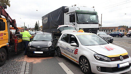 Der Golf (vorne) bremste, der Nissan dahinter auch – nur der Lkw reagierte zu spät und schob beide ineinander. Der Golf (vorne) bremste, der Nissan dahinter auch – nur der Lkw reagierte zu spät und schob beide ineinander.
