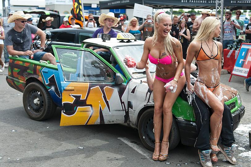 Was für eine heiße Autowäsche: Beim Sexy Car Wash werden Männerträume wahr. Während des 17. Opeltreffens in der Nähe von Oschersleben (Sachsen-Anhalt) sorgten die Damen mit ihrer scharfen Showeinlage für Stimmung.