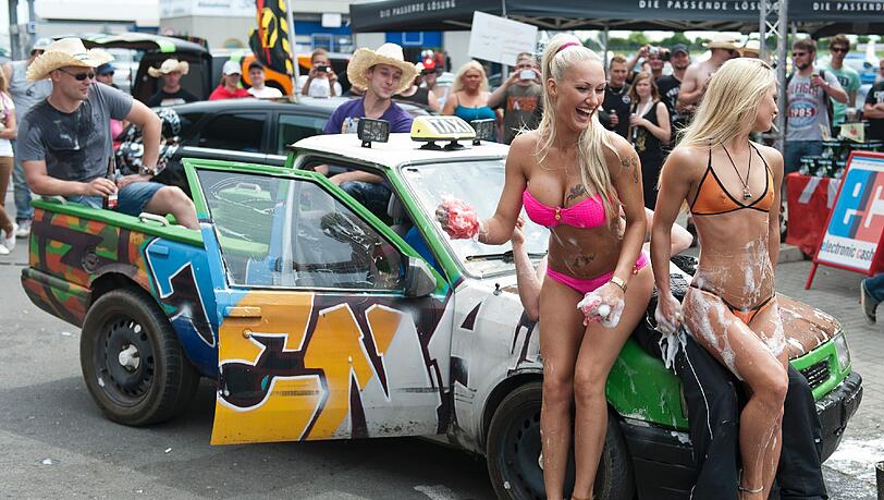 Was für eine heiße Autowäsche: Beim Sexy Car Wash werden Männerträume wahr. Während des 17. Opeltreffens in der Nähe von Oschersleben (Sachsen-Anhalt) sorgten die Damen mit ihrer scharfen Showeinlage für Stimmung. Was für eine heiße Autowäsche: Beim Sexy Car Wash werden Männerträume wahr. Während des 17. Opeltreffens in der Nähe von Oschersleben (Sachsen-Anhalt) sorgten die Damen mit ihrer scharfen Showeinlage für Stimmung.