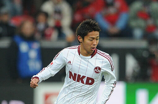 Hiroshi Kiyotake
Note 2-: Auch der Club leistete sich einen Quoten-Japaner. Immer mehr Spieler aus dem fernen Osten drängen in die Bundesliga. Drei Tore und sieben Assists stehen in der Bilanz des kleinen Mittelfeld-Strategen. Der ruhende Ball ist seine Spezialität. Sein volles Potenzial hat er aber noch nicht ausgeschöpft.