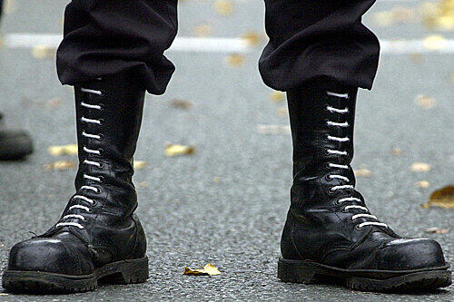 Neonazi in Springerstiefel (Symbolbild).