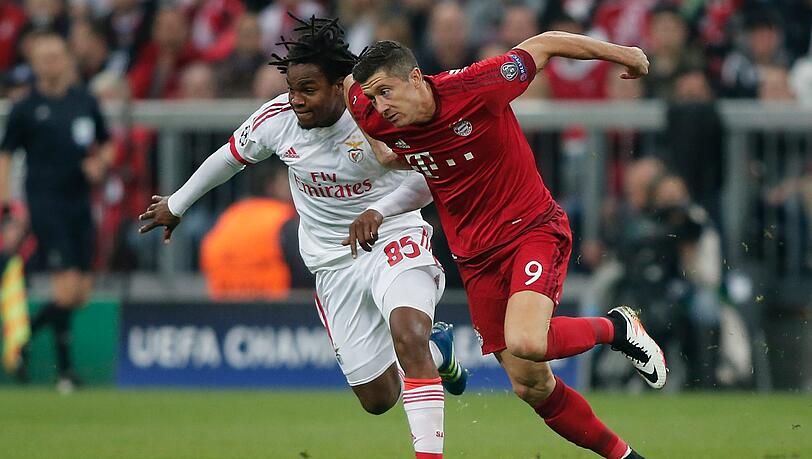 2016 noch im Benfica-Trikot: Sanches (l.) in der Champions League gegen Bayern-Stürmer Lewandowski. 2016 noch im Benfica-Trikot: Sanches (l.) in der Champions League gegen Bayern-Stürmer Lewandowski.