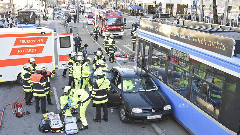 Die Fahrerin wurde bei dem Unfall schwer verletzt.