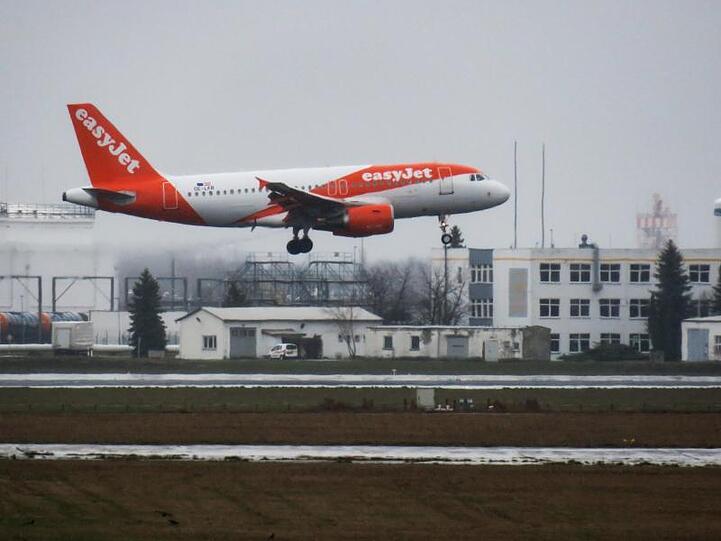 Ein Easyjet-Flugzeug landet in Berlin-Schönefeld.