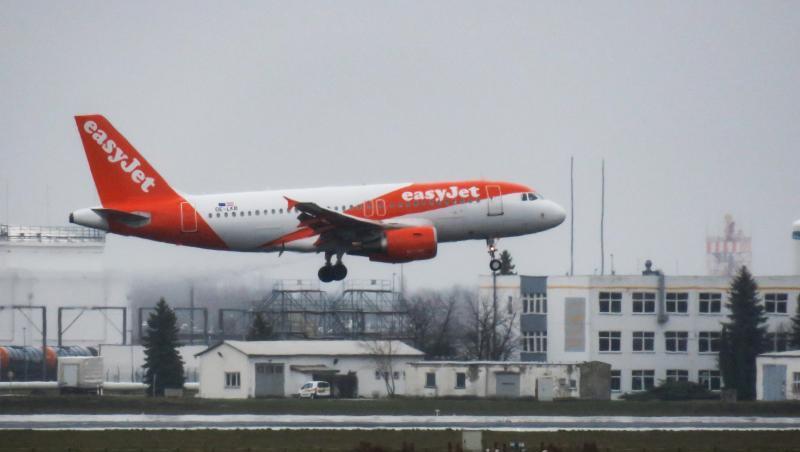 Ein Easyjet-Flugzeug landet in Berlin-Schönefeld.