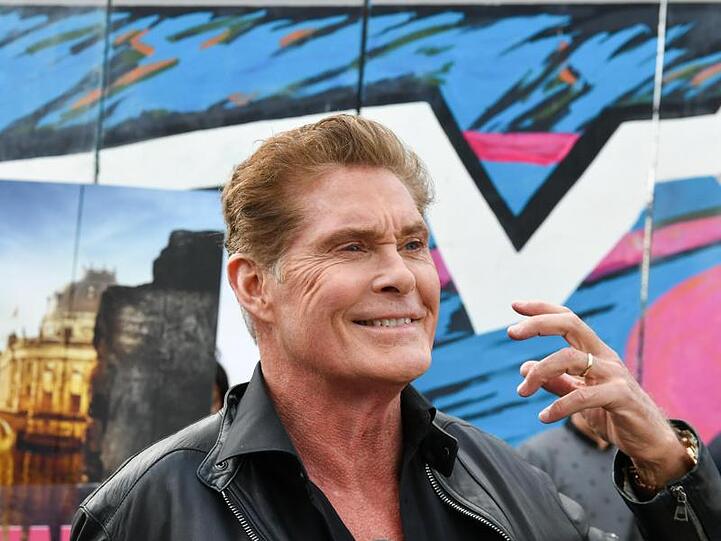 David Hasselhoff vor der East Side Gallery.