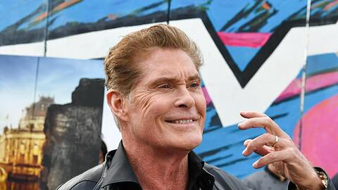David Hasselhoff vor der East Side Gallery.