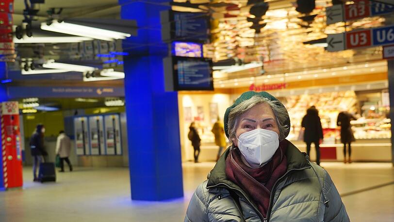 "Überhaupt kein Problem", findet Theresa Dußmann (73), "ich zieh des Ding daheim an, wenn ich aus dem Haus geh, und danach wieder aus." "Überhaupt kein Problem", findet Theresa Dußmann (73), "ich zieh des Ding daheim an, wenn ich aus dem Haus geh, und danach wieder aus."