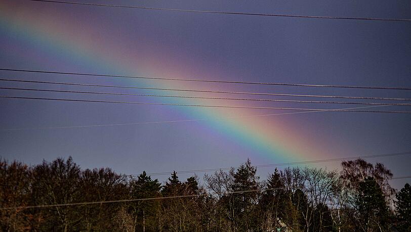 In Braunschweig zeigt sich ein Regenbogen am Himmel.