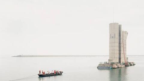 Die zeitgemäße "Einschiffung nach Kythera" von 2003 zeigt Sportler unterwegs zu einem Kletterturm im Meer.