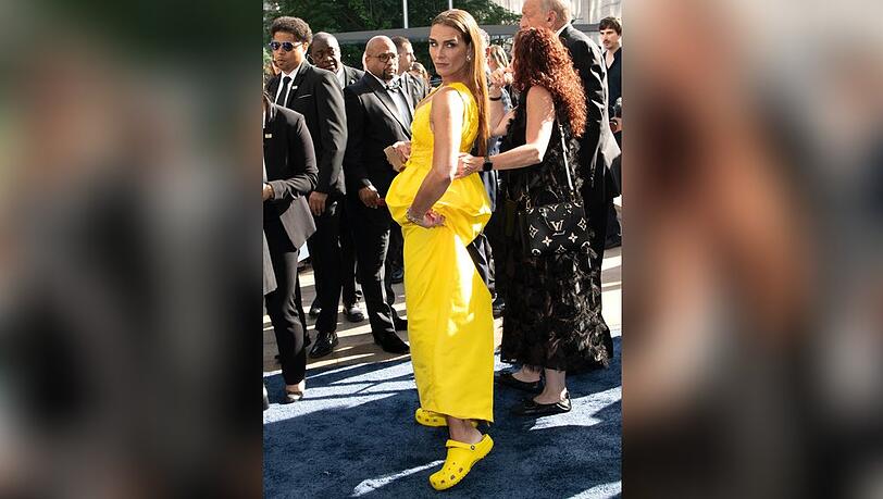 Schauspielerin Brooke Shields hatte bei den Tony Awards kein Problem damit, ihr ungew&ouml;hnliches Schuhwerk zu pr&auml;sentieren.