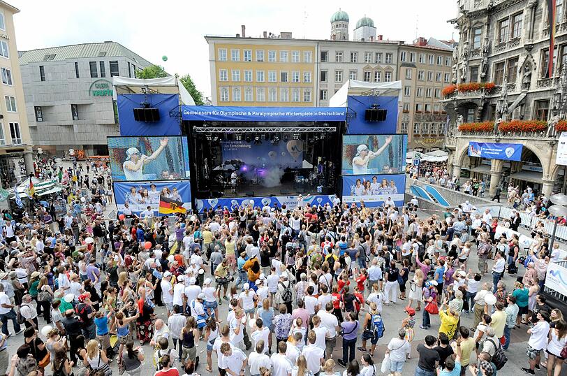 Spannung am Marienplatz: In Kürze werden tausende Fans auf die Entscheidung über die Olympia-Vergabe hinfiebern.